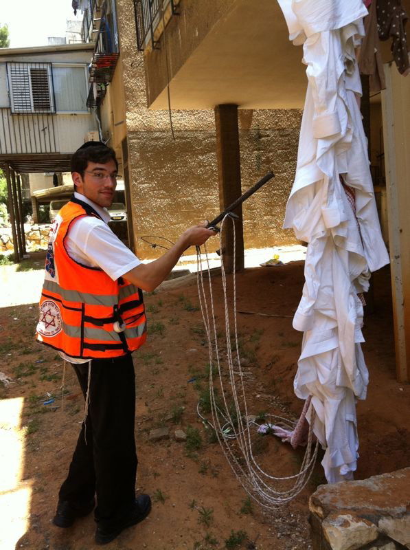 נפל מקומה שלישית ונבלם בחבלי כביסה
