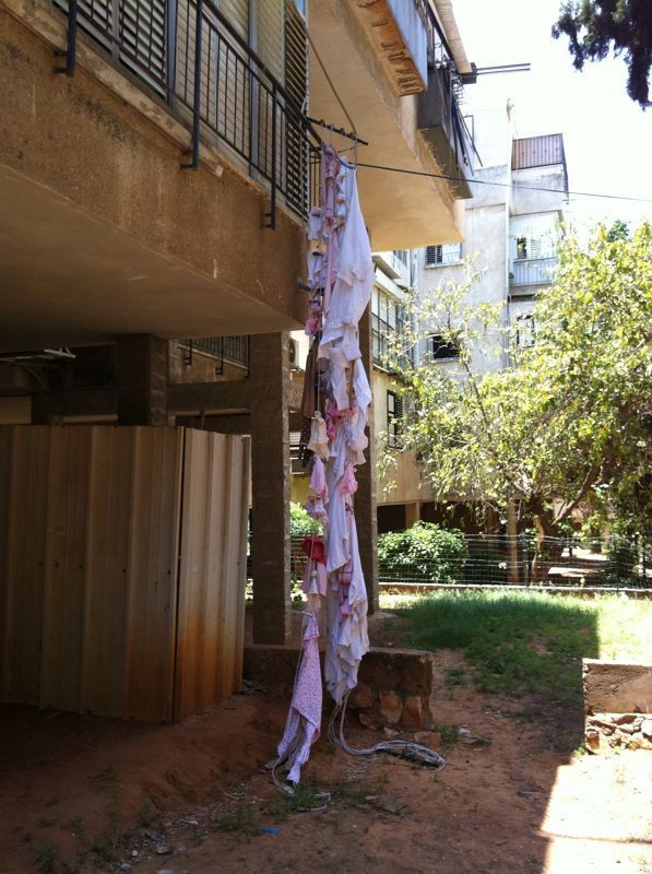 נפל מקומה שלישית ונבלם בחבלי כביסה