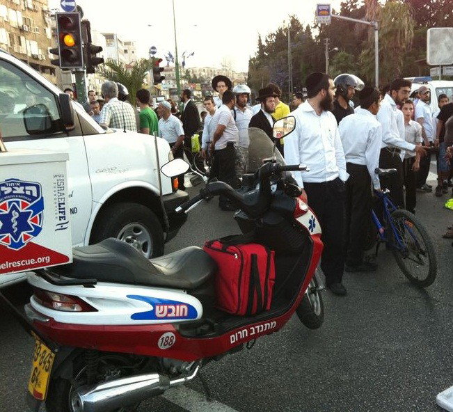 בני-ברק: בחור חרדי נפצע קשה כשהתנגש עם אופנוע ברכב