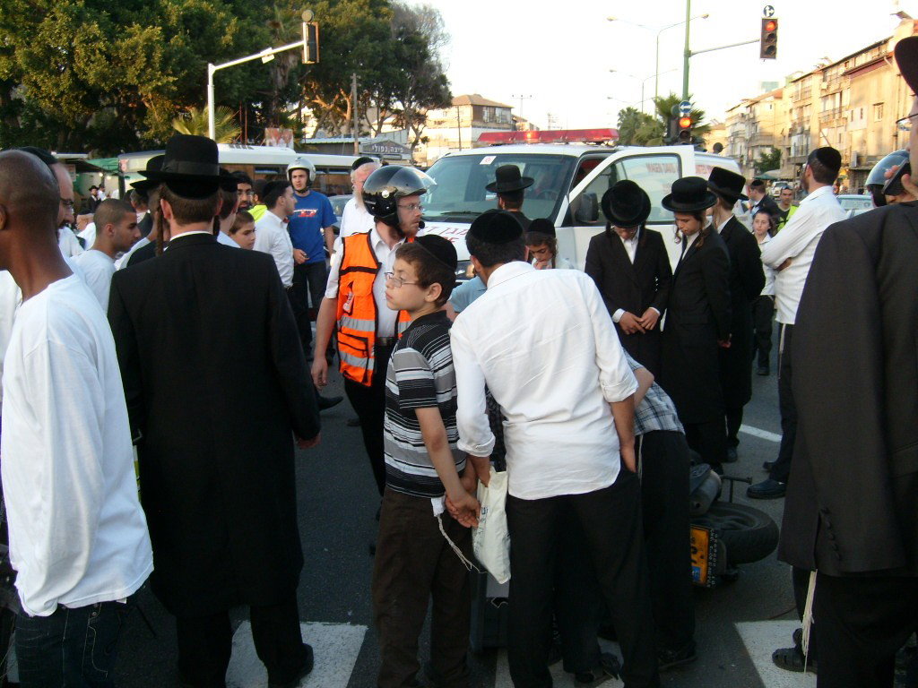 בני-ברק: בחור חרדי נפצע קשה כשהתנגש עם אופנוע ברכב