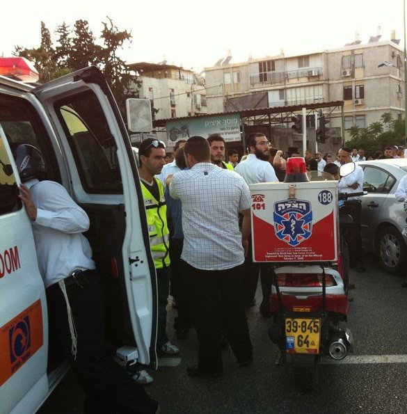 בני-ברק: בחור חרדי נפצע קשה כשהתנגש עם אופנוע ברכב