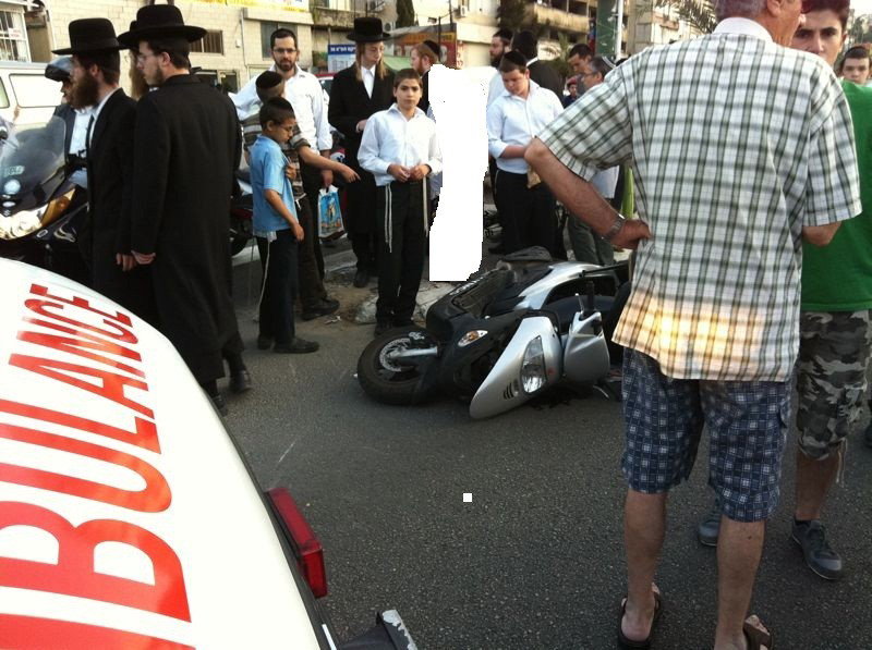 בני-ברק: בחור חרדי נפצע קשה כשהתנגש עם אופנוע ברכב