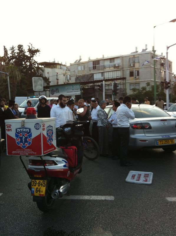 בני-ברק: בחור חרדי נפצע קשה כשהתנגש עם אופנוע ברכב