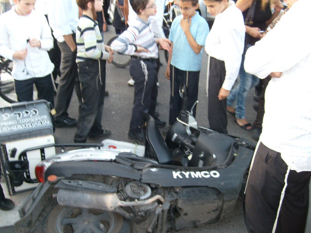 בני-ברק: בחור חרדי נפצע קשה כשהתנגש עם אופנוע ברכב