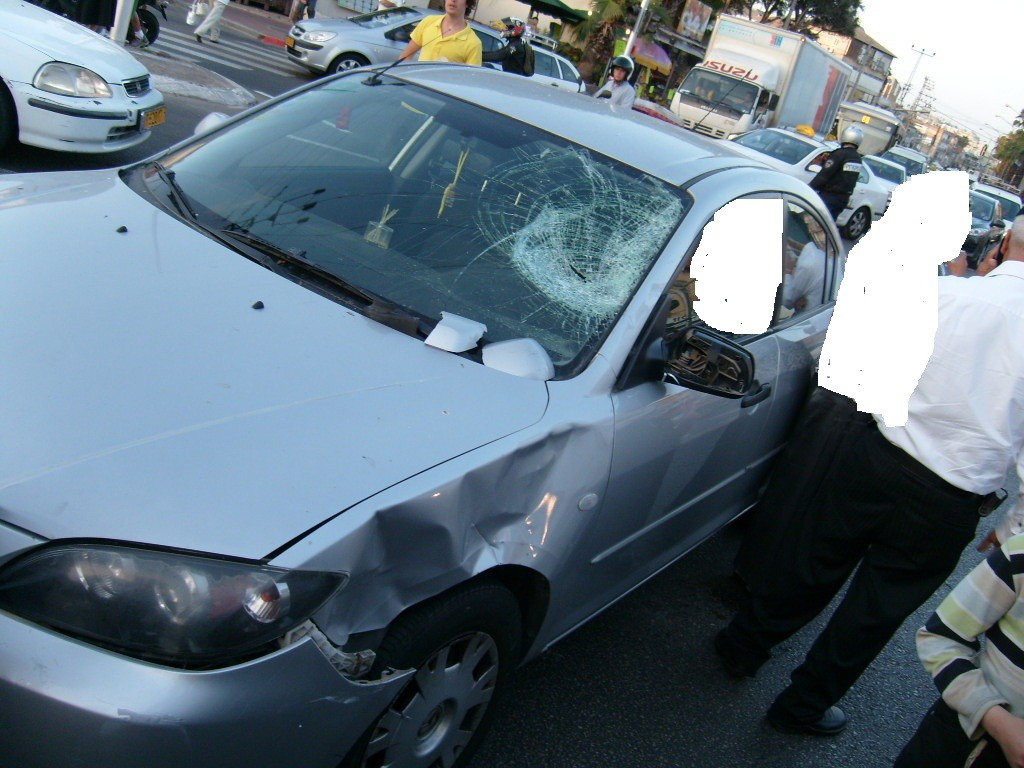 בני-ברק: בחור חרדי נפצע קשה כשהתנגש עם אופנוע ברכב