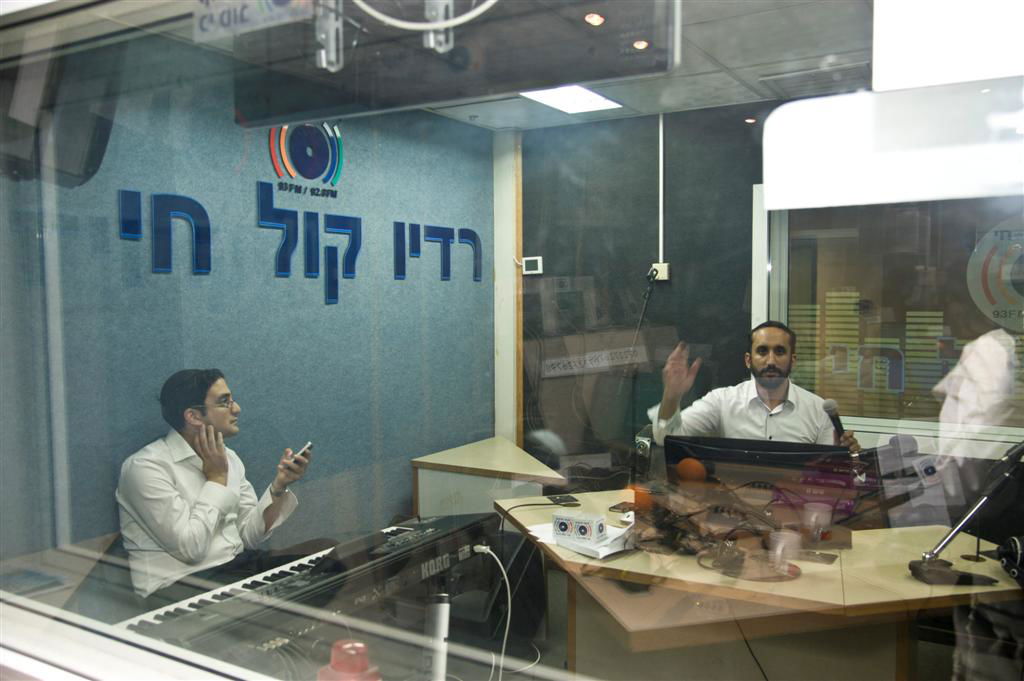 האחים אשואל הרימו את האולפן