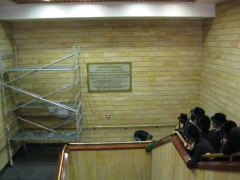 נדיר: שמו של האדמו"ר מבעלזא מופיע על השלט