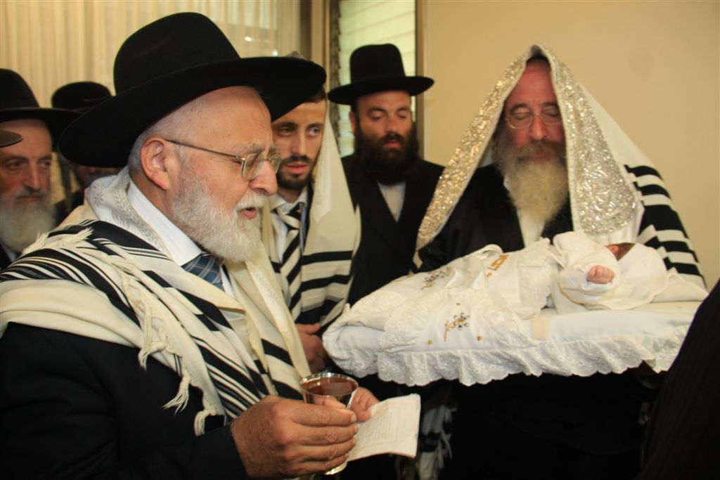 בבית האדמו"ר מספינקא: הגר"ח קנייבסקי כובד בסנדקאות