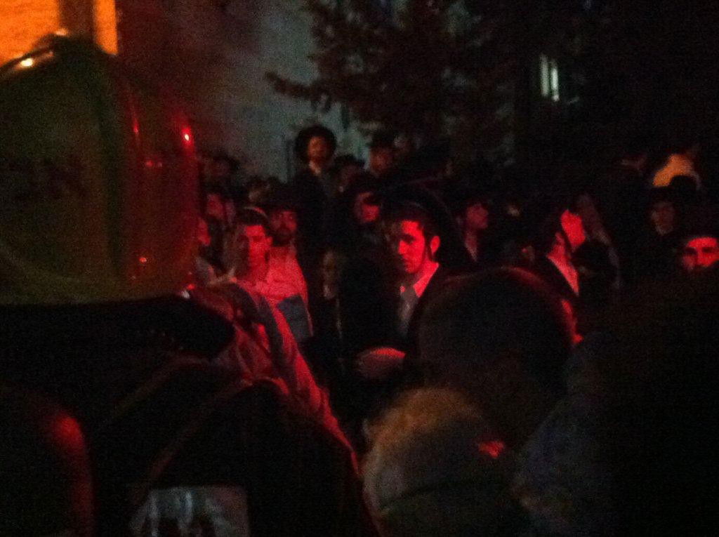 בניין בירושלים עלה באש; עשרות נפגעו משאיפת עשן