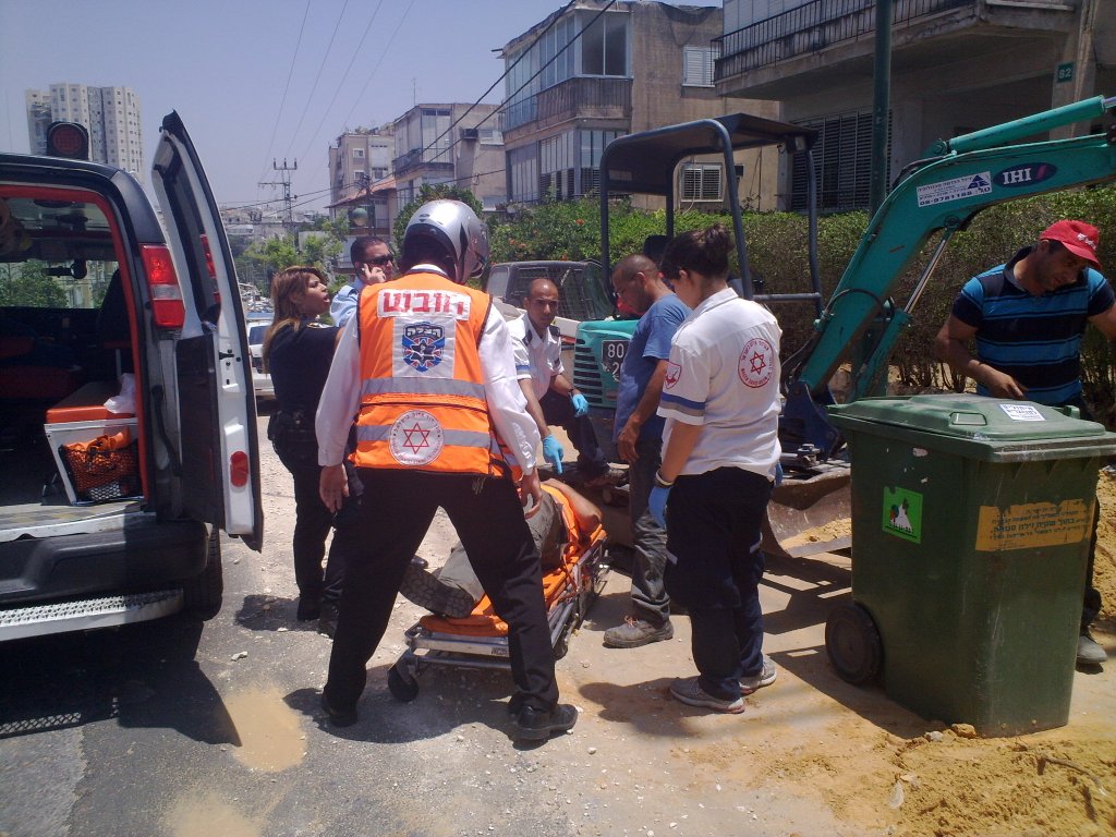 בני-ברק: פועל נפגע מטרקטור; מצבו קל