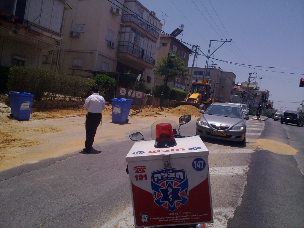 בני-ברק: פועל נפגע מטרקטור; מצבו קל