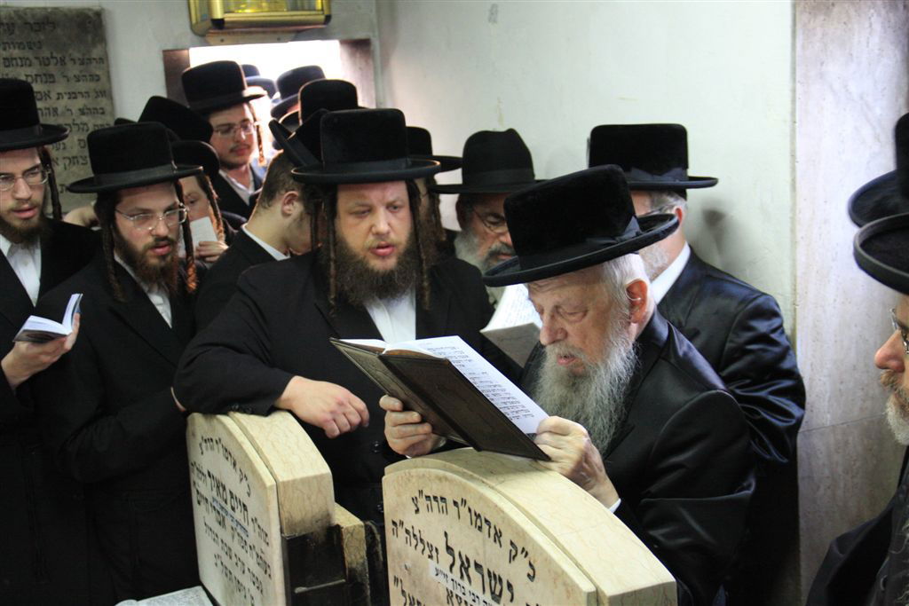 תיעוד: האדמו"ר מסערט ויז'ניץ בציון זקנו