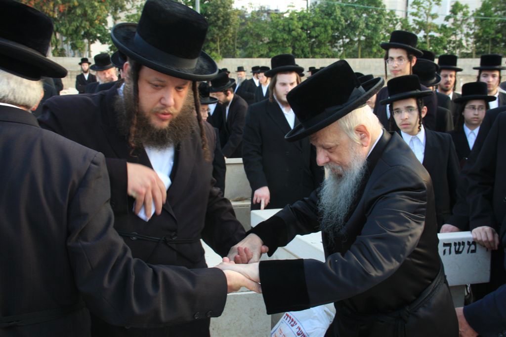 תיעוד: האדמו"ר מסערט ויז'ניץ בציון זקנו