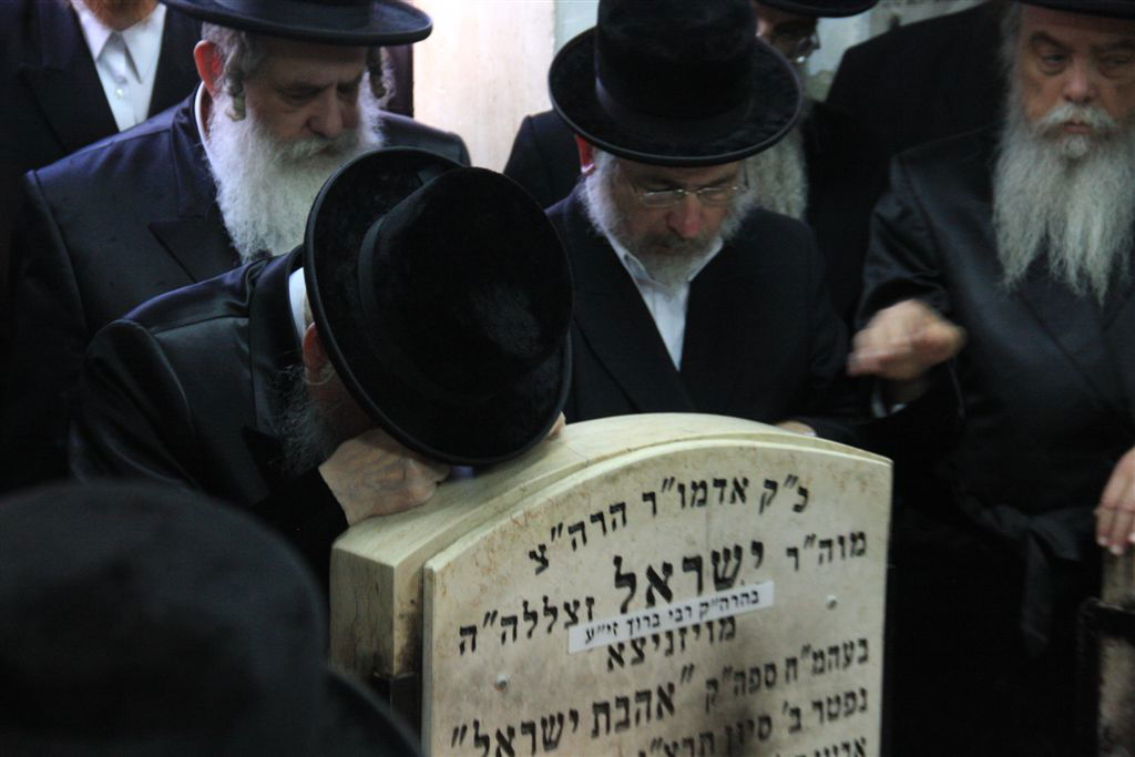 תיעוד: האדמו"ר מסערט ויז'ניץ בציון זקנו