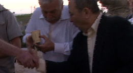 צפו: ברק שפך כוס קפה על ח"כ מקדימה