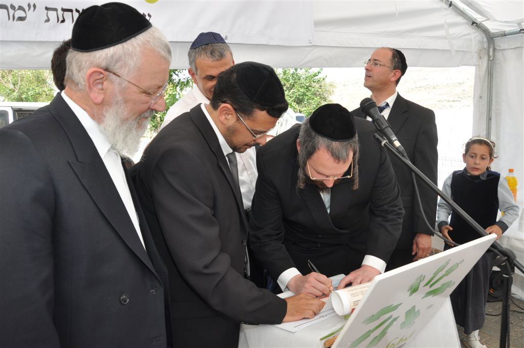 שר התקשורת, משה כחלון ביקר בביתר עלית