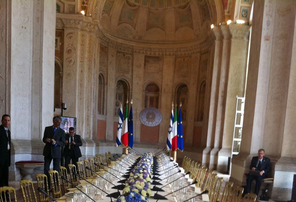 כשנתניהו הסביר לברלוסקוני הלכה יהודית