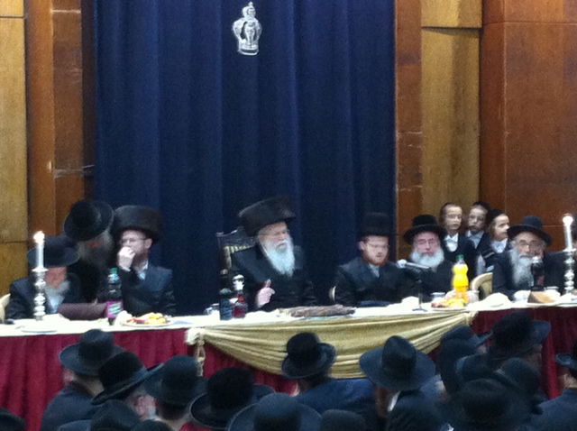 צפו בתיעוד: אירוסין לנכד האדמו"ר מסלונים