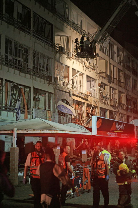 התופת בנתניה: "ראינו אדם שחותך את צינור הגז בבניין"