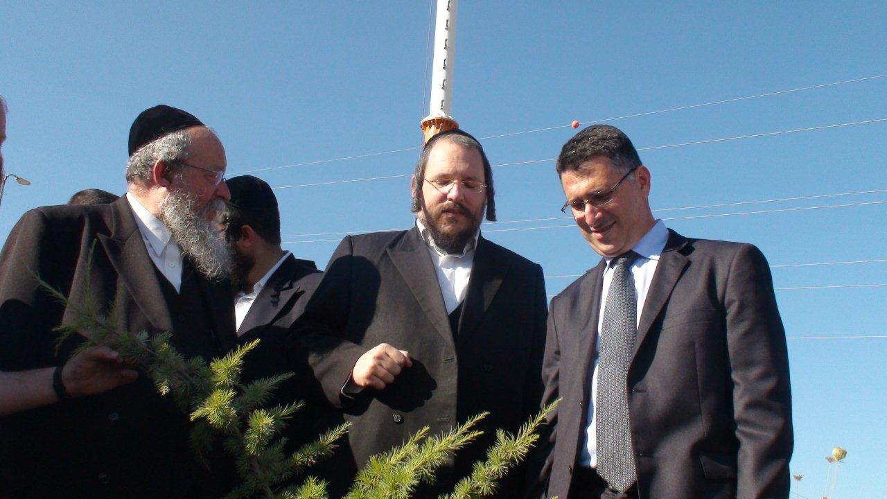 גדעון סער ל"כיכר השבת": "מקנא בבחורי הישיבות"