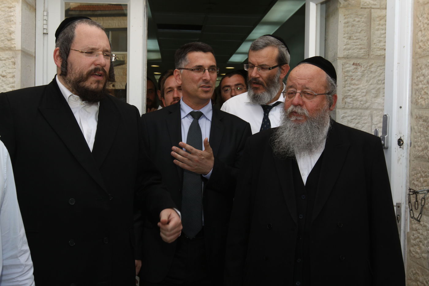 גדעון סער ל"כיכר השבת": "מקנא בבחורי הישיבות"