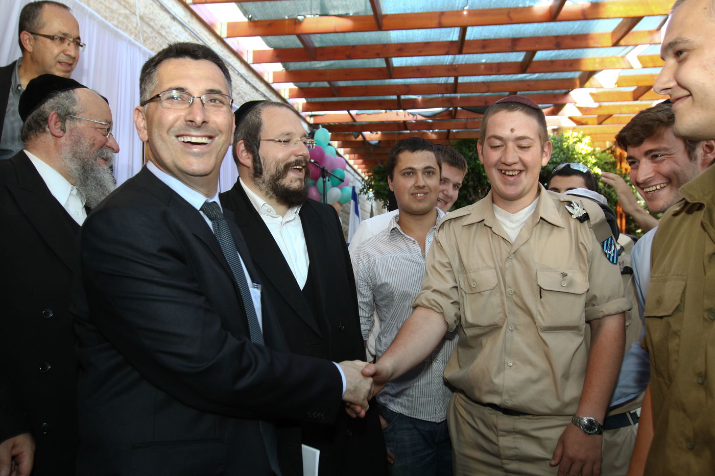 גדעון סער ל"כיכר השבת": "מקנא בבחורי הישיבות"