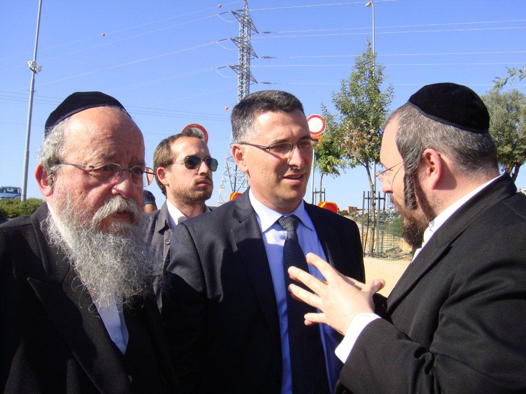 גדעון סער ל"כיכר השבת": "מקנא בבחורי הישיבות"