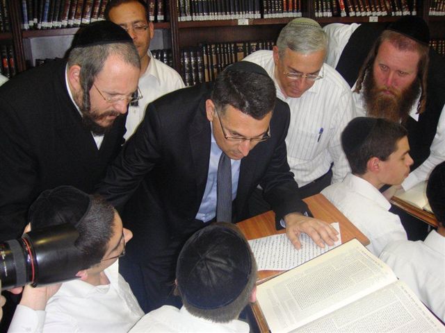 גדעון סער ל"כיכר השבת": "מקנא בבחורי הישיבות"