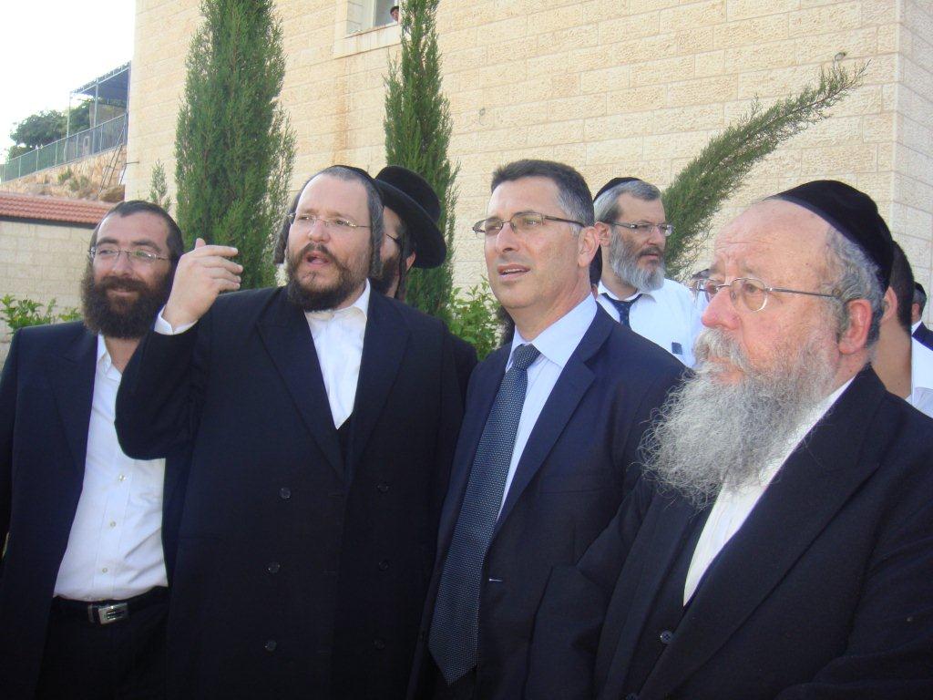 גדעון סער ל"כיכר השבת": "מקנא בבחורי הישיבות"