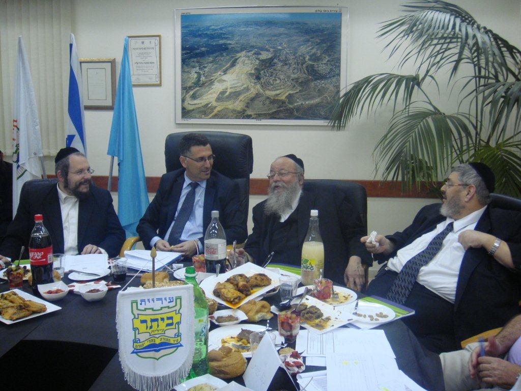 גדעון סער ל"כיכר השבת": "מקנא בבחורי הישיבות"