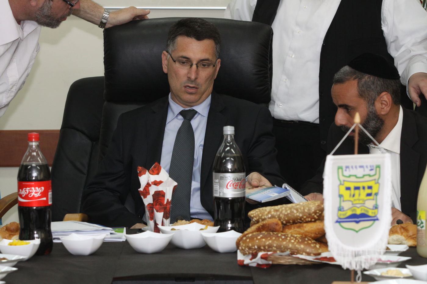 גדעון סער ל"כיכר השבת": "מקנא בבחורי הישיבות"