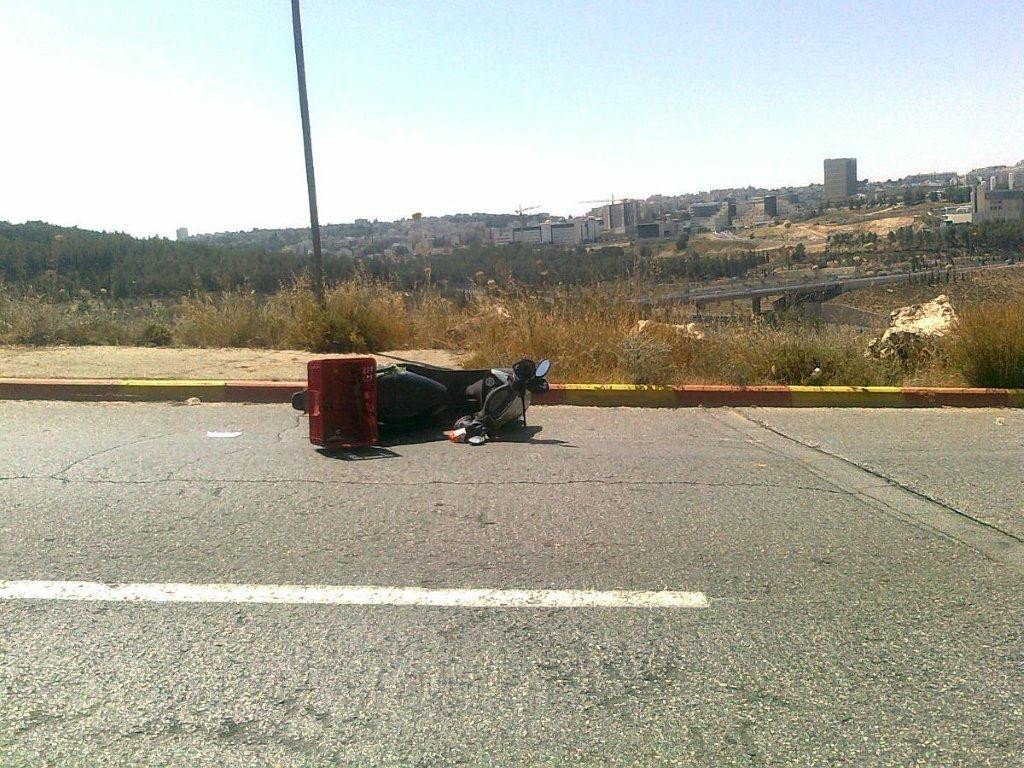 ירושלים: אברך חרדי נפצע קשה כשהחליק עם אופנועו