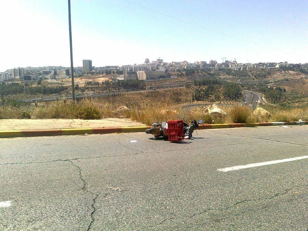ירושלים: אברך חרדי נפצע קשה כשהחליק עם אופנועו