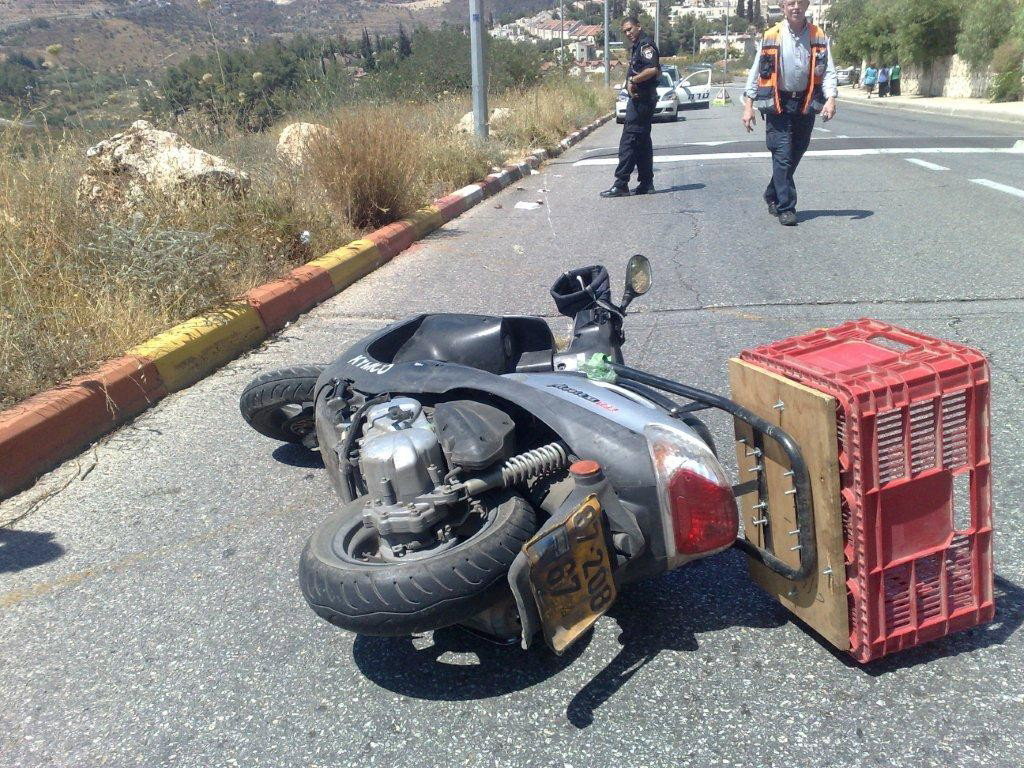 ירושלים: אברך חרדי נפצע קשה כשהחליק עם אופנועו