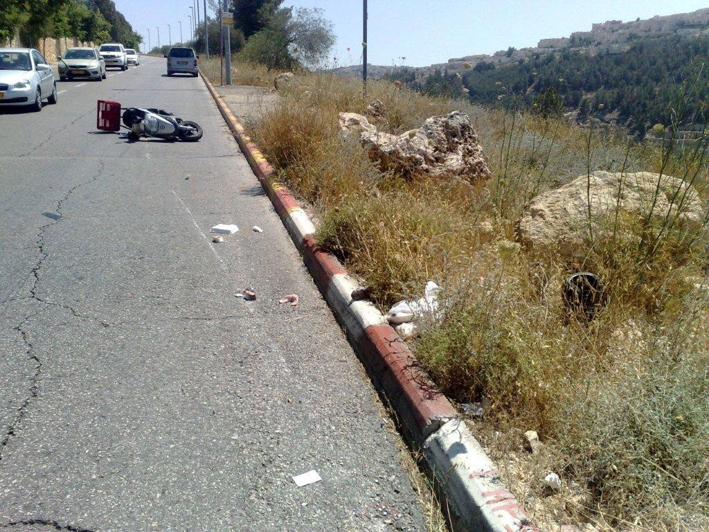 ירושלים: אברך חרדי נפצע קשה כשהחליק עם אופנועו