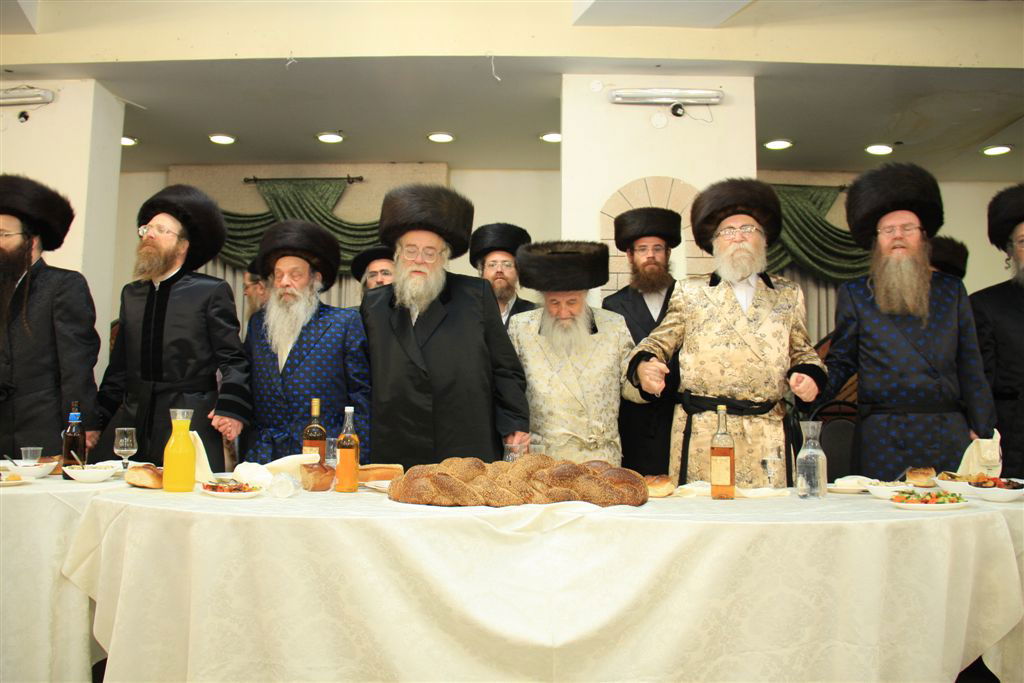 בבוקר ישב שבעה, בערב רקד בחתונה