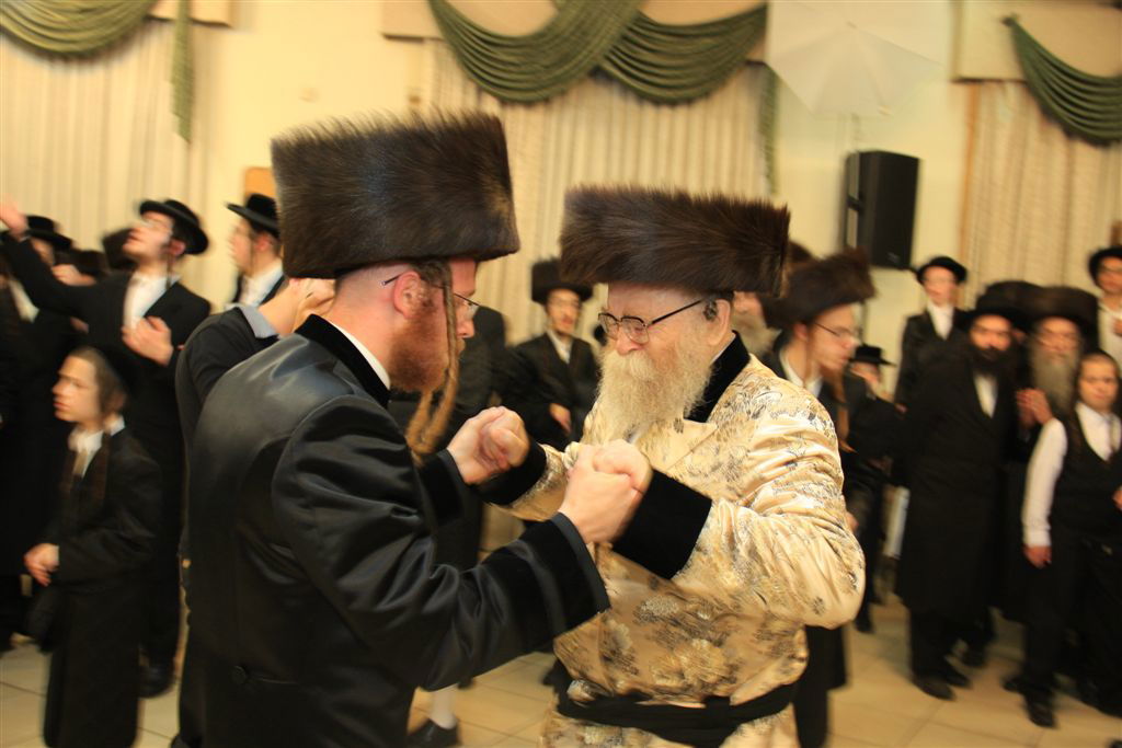 בבוקר ישב שבעה, בערב רקד בחתונה