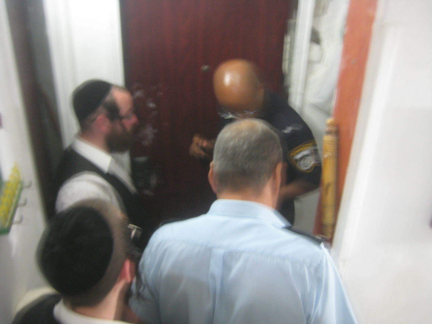 תיעוד: גנבים פרצו לבית האדמו"ר מזדיטשוב