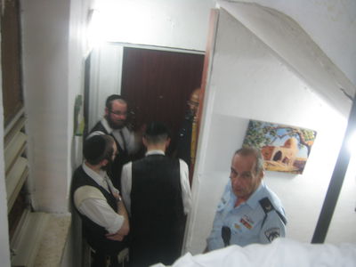 תיעוד: גנבים פרצו לבית האדמו"ר מזדיטשוב