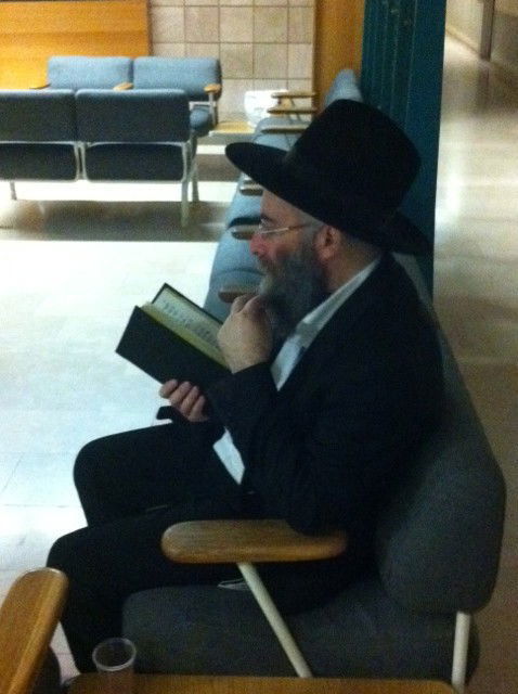 סמוך לחדר הגרמ"י לפקוביץ´: התפילות, החרדות והתקוות