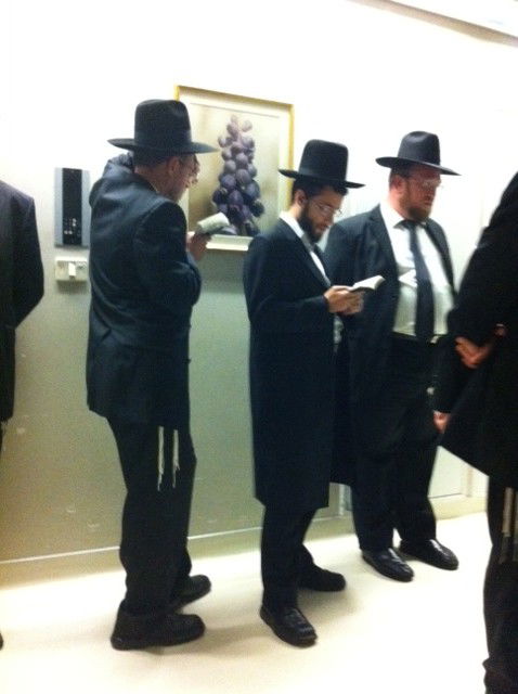 סמוך לחדר הגרמ"י לפקוביץ´: התפילות, החרדות והתקוות