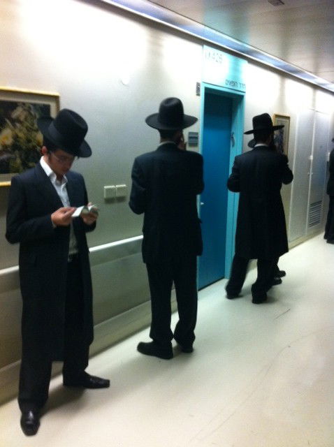 סמוך לחדר הגרמ"י לפקוביץ´: התפילות, החרדות והתקוות