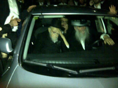 תמונות: הגרי"ש אלישיב מלווה את מרן הגרמ"י לפקוביץ'