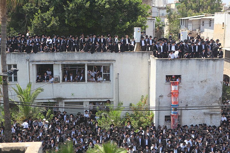 אחר מיטת ראש-הישיבה: ההמונים צעדו ומיררו בבכי