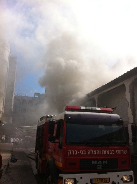 חשד להצתה: שריפת גדולה כילתה מבנה בלב בני-ברק