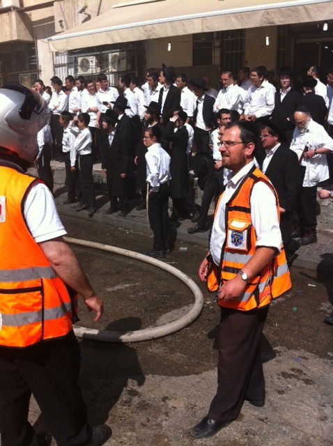 חשד להצתה: שריפת גדולה כילתה מבנה בלב בני-ברק