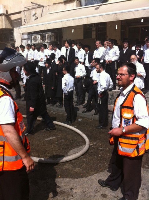 חשד להצתה: שריפת גדולה כילתה מבנה בלב בני-ברק