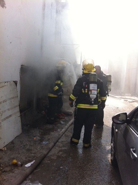 חשד להצתה: שריפת גדולה כילתה מבנה בלב בני-ברק