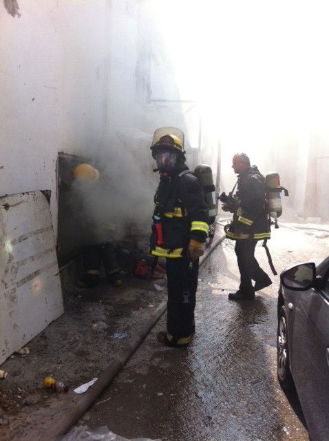 חשד להצתה: שריפת גדולה כילתה מבנה בלב בני-ברק