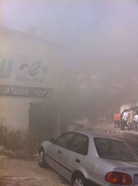 חשד להצתה: שריפת גדולה כילתה מבנה בלב בני-ברק